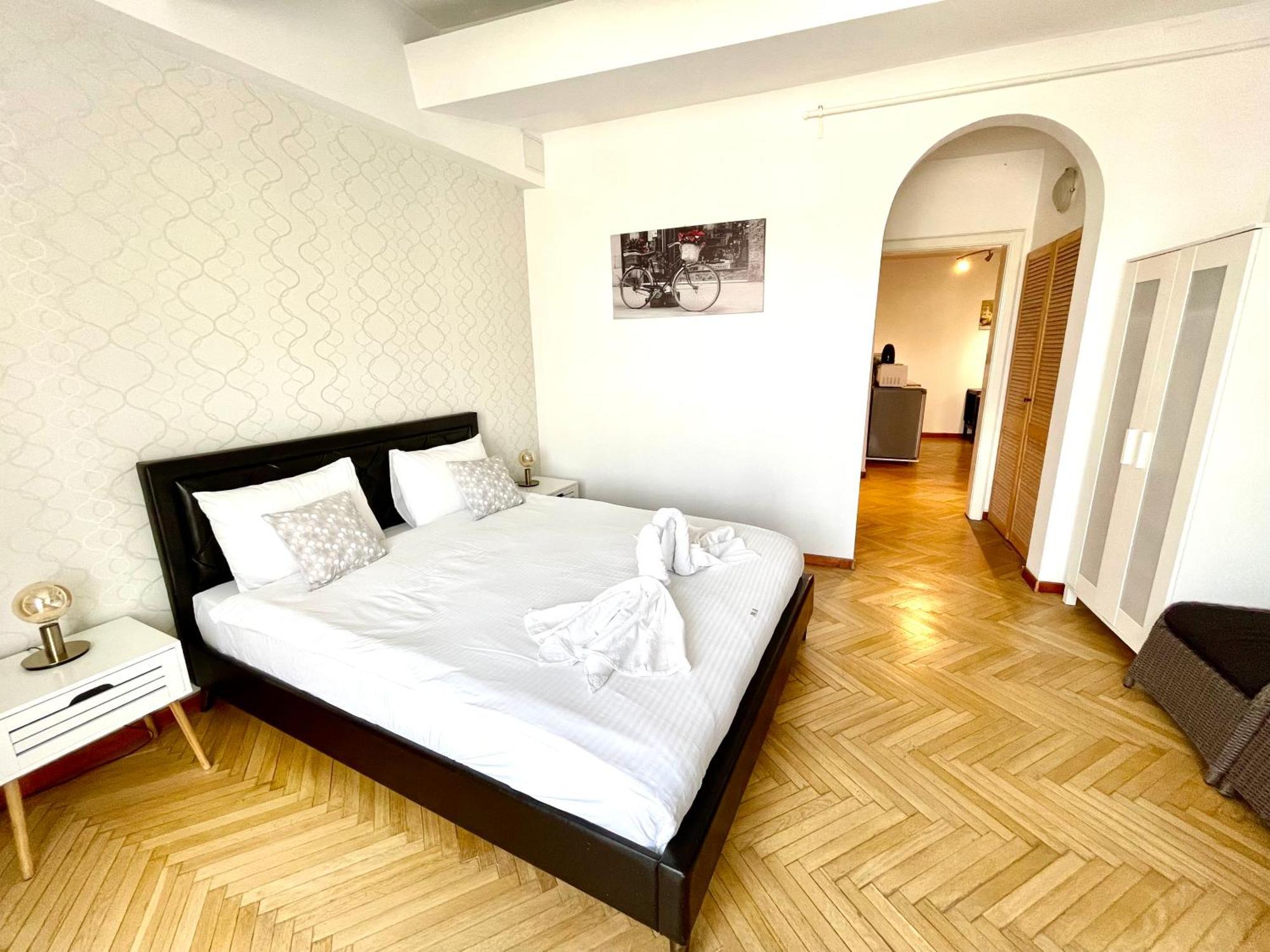 Metropole Apartments - Old City Bukares Bagian luar foto